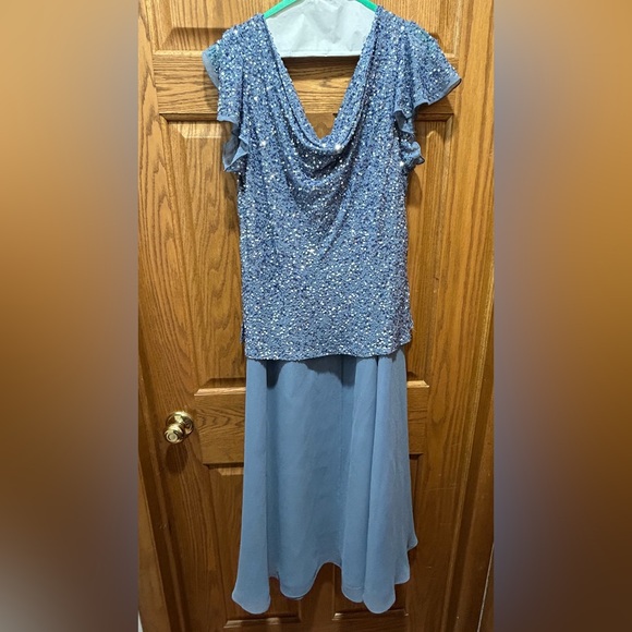 JKARA Wedding Attire / Evening Gown w Sequins Size 16 - Picture 4 of 6